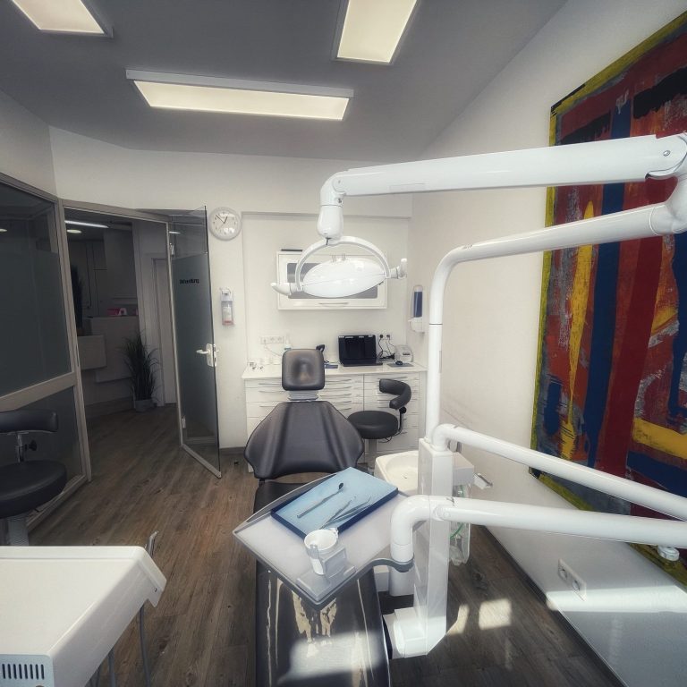 Dentistpraxis mit Behandlungsstuhl, Instrumenten und modernen Geräten.